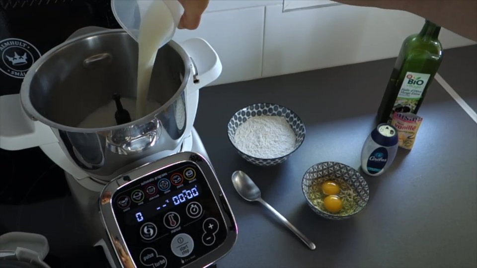 Tous les ingrédients dans le bol, sauf la farine