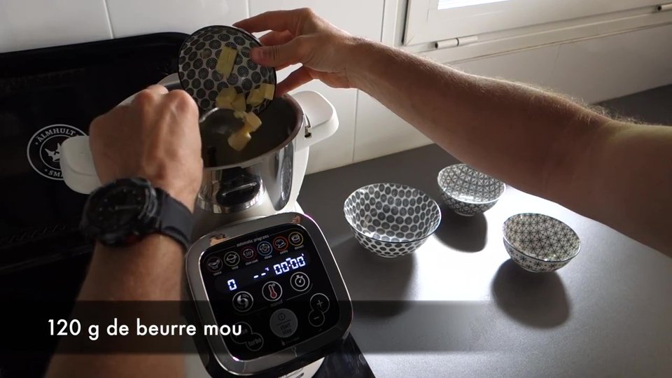 Ajout de beurre mou pour préparer la pâte brisée au Companion