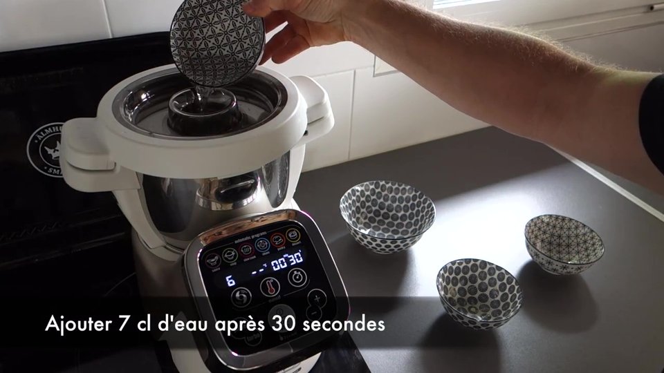 Ajout de 7 cl d'eau après 30 secondes pour la pâte brisée rapide au Companion