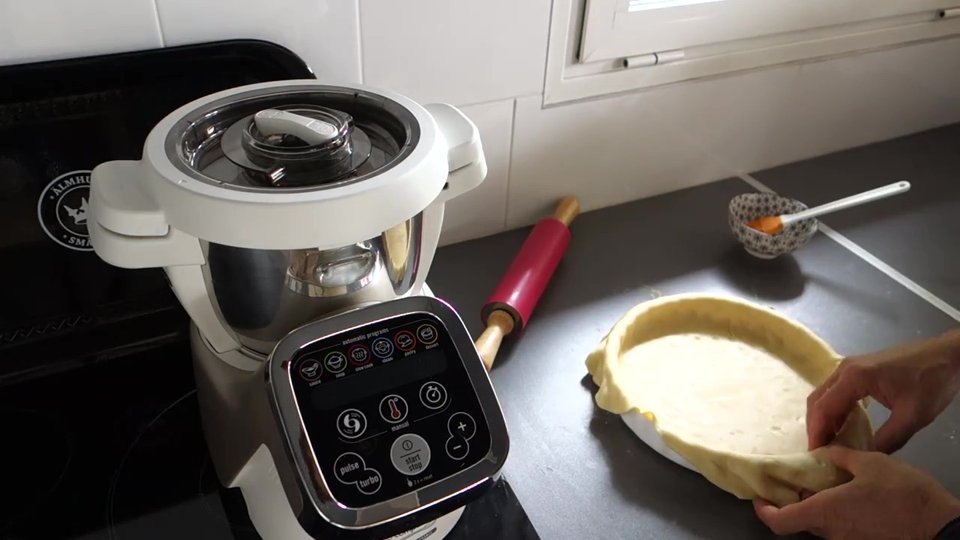 Il ne reste plus qu'à foncer le plat avec la pâte brisée réalisée au Companion