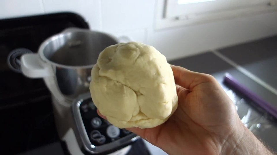 Boule de pâte brisée prête en trois minutes au Companion