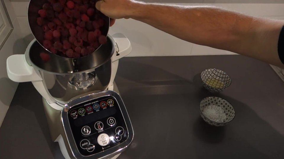 Ajout des framboises congelées dans le bol du Companion