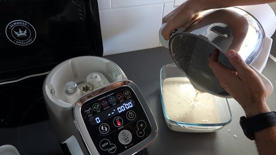 Versez le mélange réalisé au compagnon dans un plat adapté pour aller au congélateur