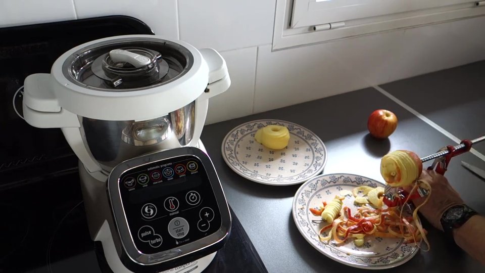 Épluchage des pommes pour la tarte aux pommes réalisé avec le Companion