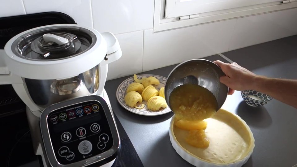 Versez la compote dans le fond de la tarte aux pommes