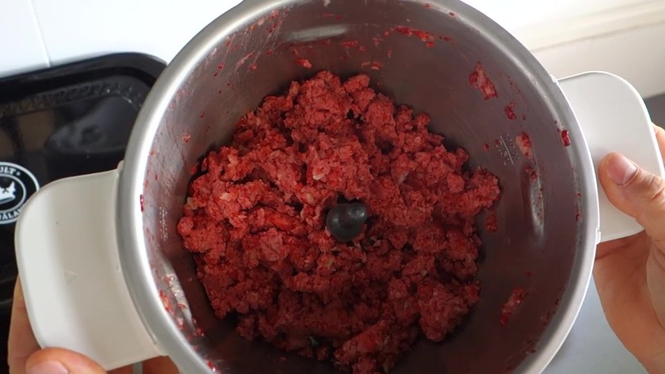 Les fraises congelées ont été concassées dans le bol du Companion