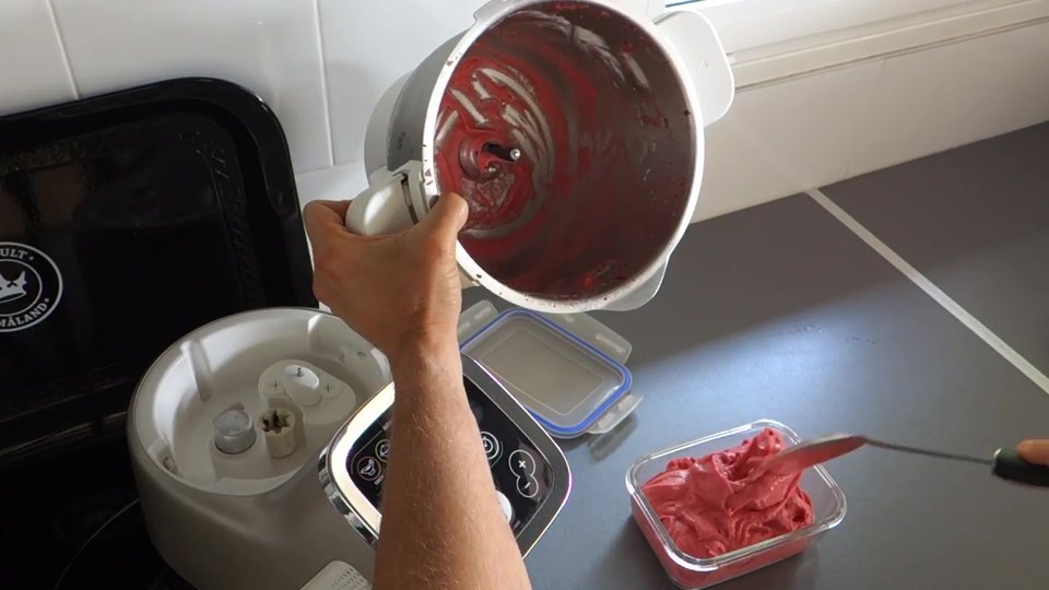 Il ne reste plus qu'à verser la  glace banane fraise au Companion dans un récipient en verre