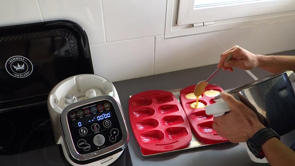 Versez la pâte dans les moules à madeleine