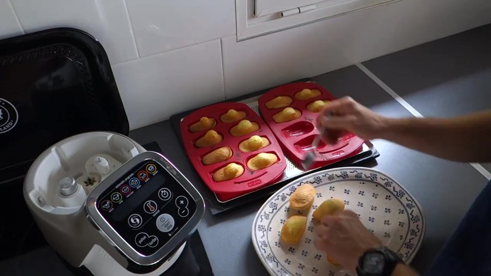 Fin de la cuisson et démoulage des madeleines réalisées au Companion