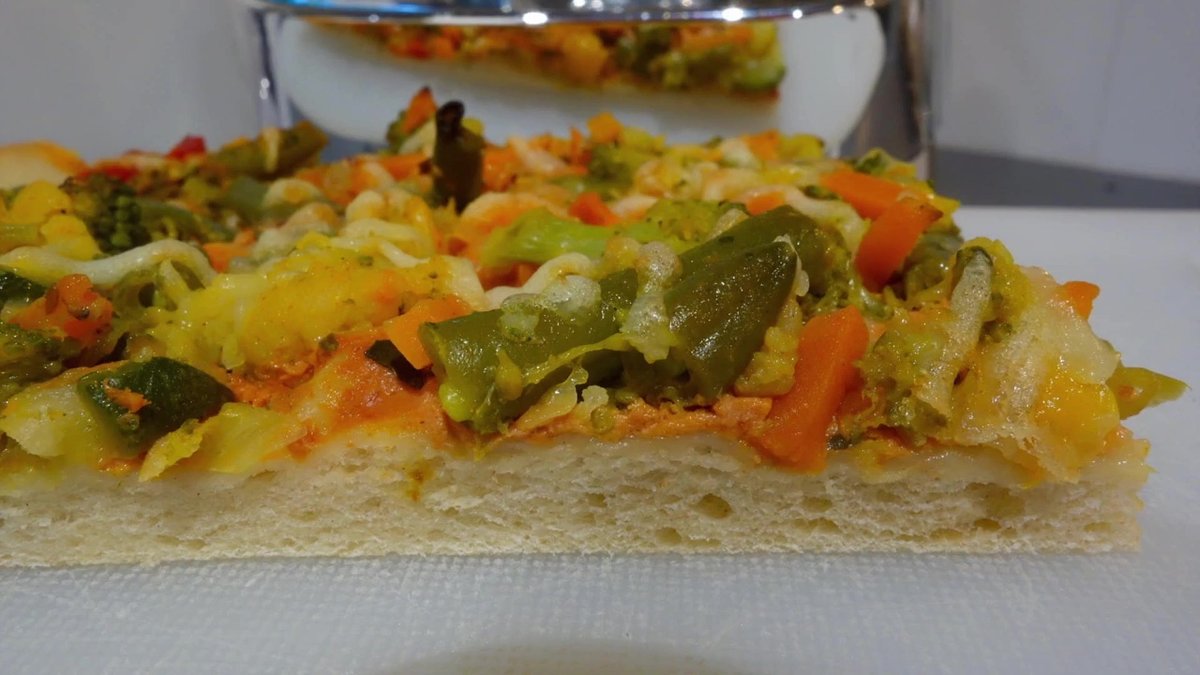 Un pâte à pizza épaisse et moelleuse