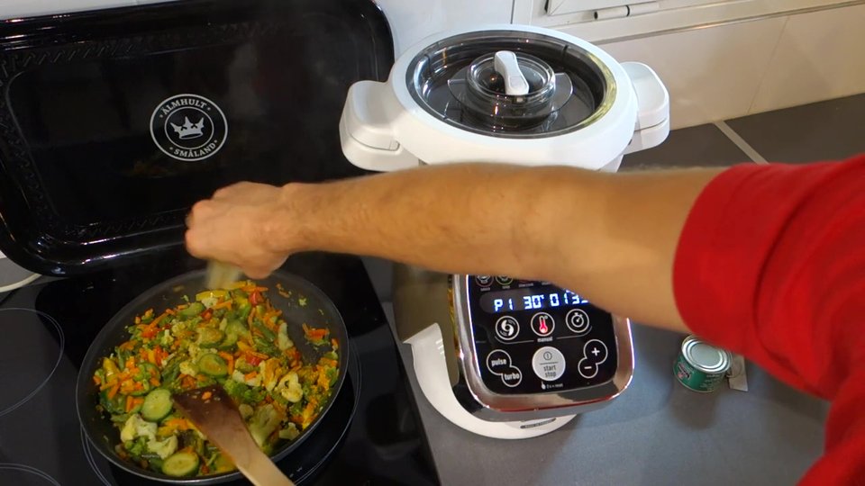 Préparation du mélange de légumes pour la pizza aux légumes au Companion