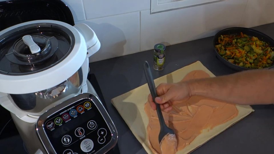 Mise en place de la base pour la pizza aux légumes au Companion