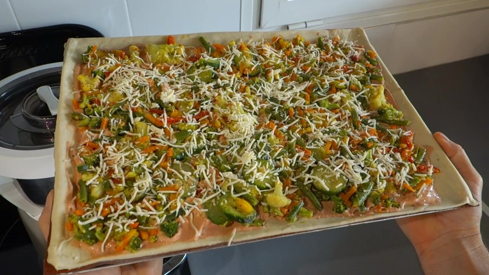 La pizza aux légumes au Companion est prête à être enfournée