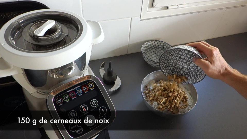 Préparation des noix pour le pain complet aux noix avec le Companion