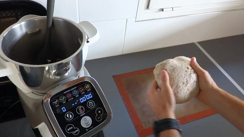 Façonnage du bâton pour le pain complet aux noix au Companion