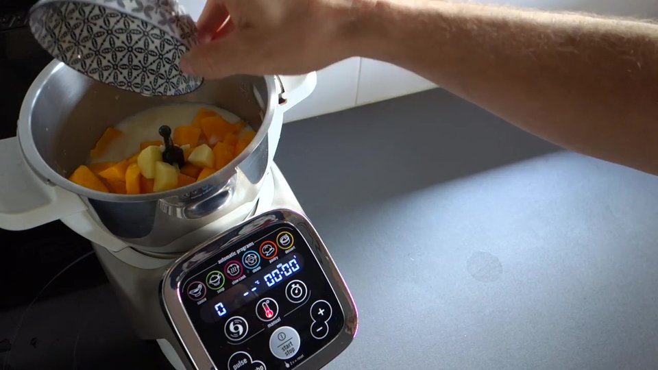 Tous les ingrédients dans le bol avant de lancer le programme soupe