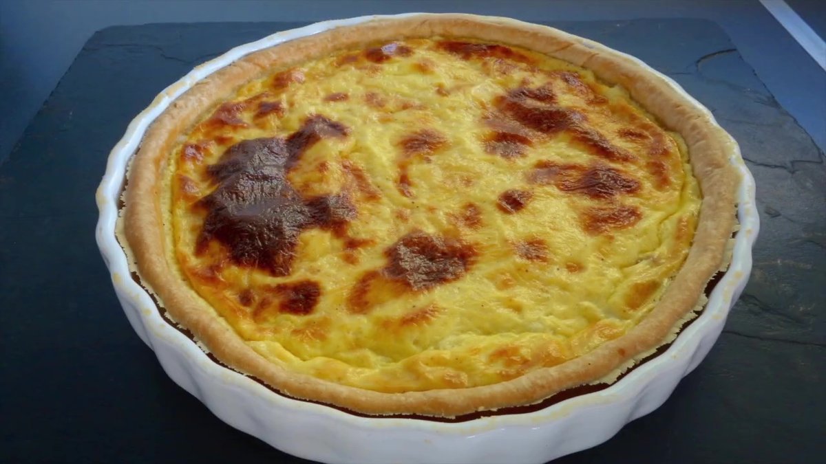 Quiche lorraine au bacon dorée et croustillante au Companion sortie du four