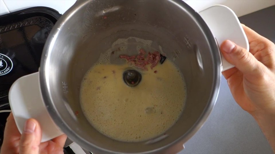 Préparation liquide pour quiche lorraine au bacon dans le bol du Companion