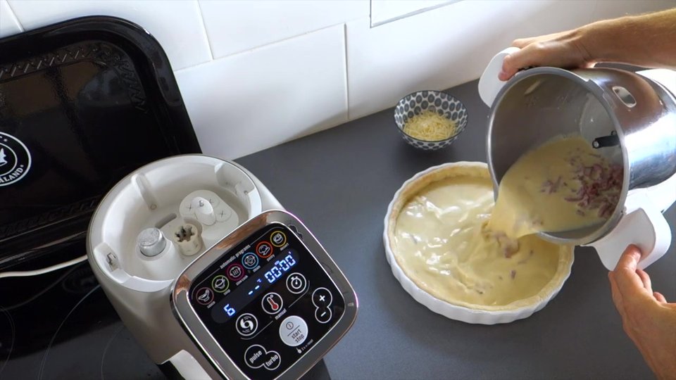 Préparation de la quiche lorraine au bacon dans un moule à tarte au Companion