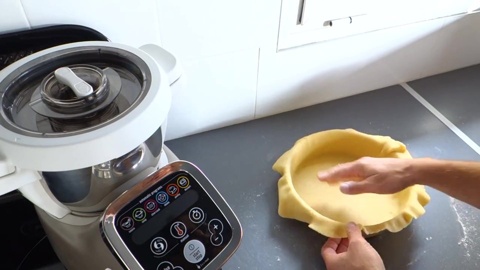 Fonçage de la pâte sablée au Companion dans un moule