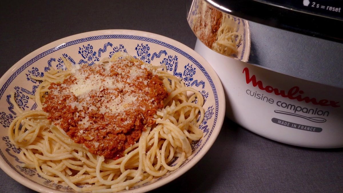 Une assiette de spaghettis avec une sauce bolognaise réalisée aux companion