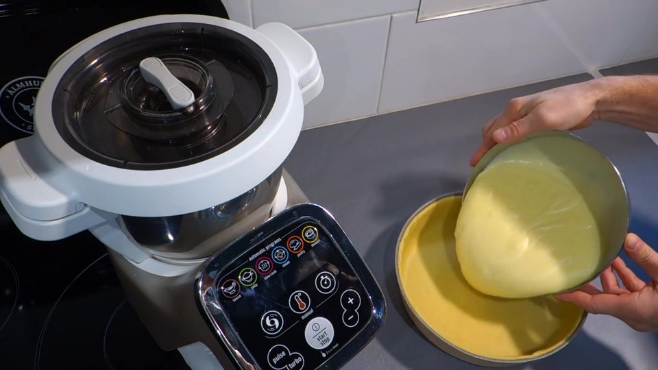 Versez la préparation du flan au companion dans un plat