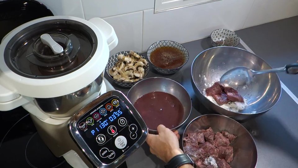 Préparation de la viande pour le bœuf, bourguignon au companion