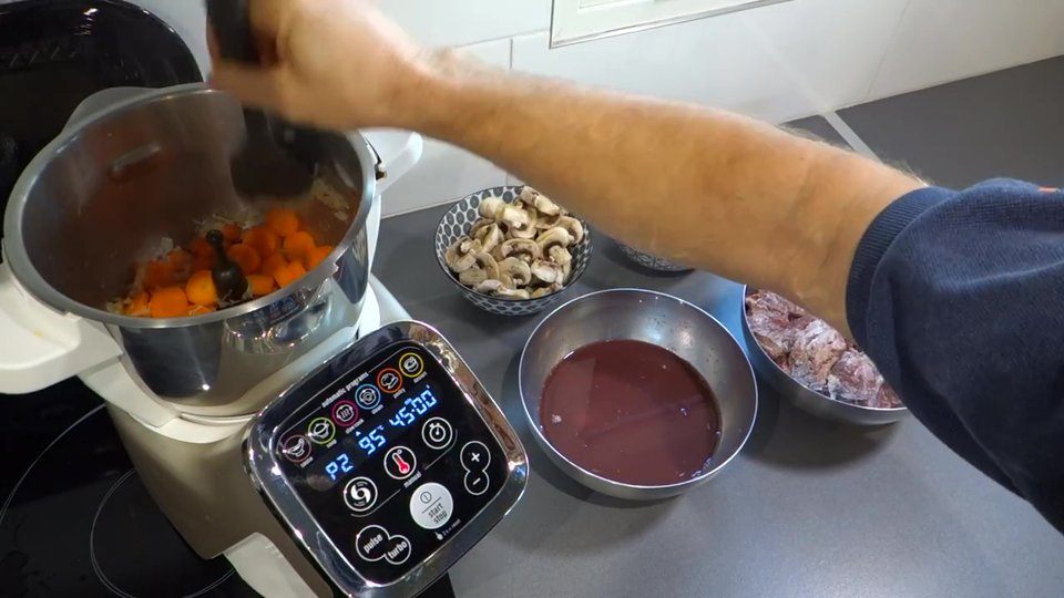 Boeuf bourguignon en préparation avec légumes dans le bol du Companion