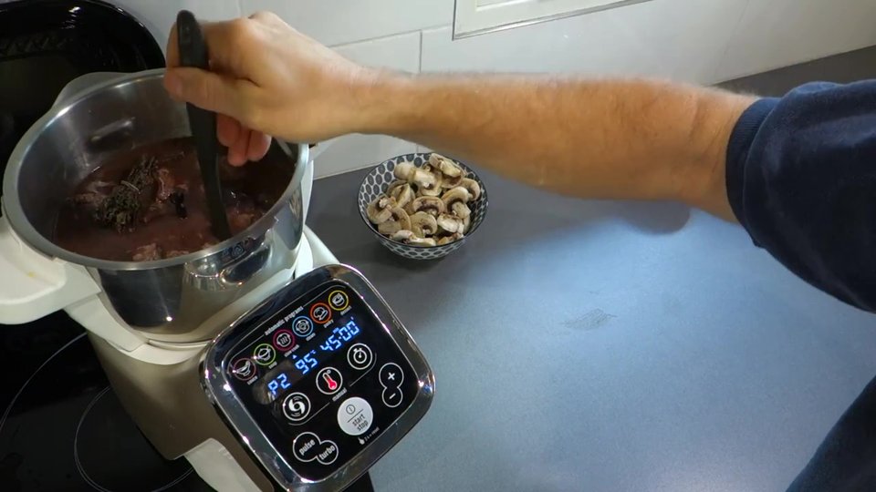 Mélange des ingrédients pour le boeuf bourguignon dans le Companion
