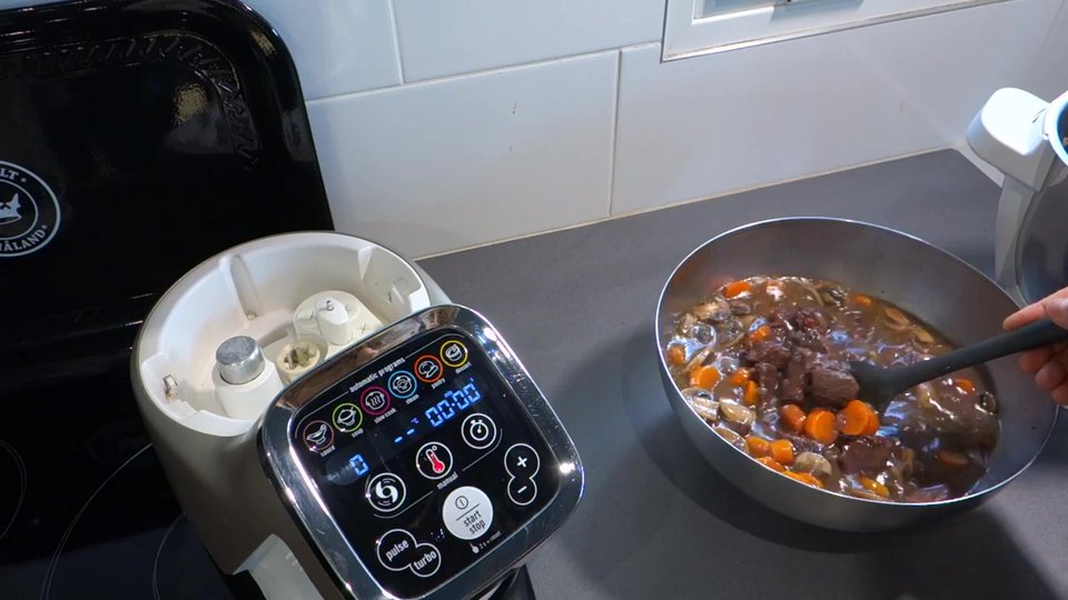 Fin de la préparation du bœuf, bourguignon au companion