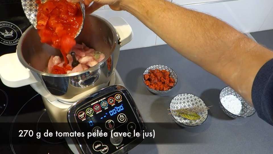 Ajout de tomates pelées dans le bol du Companion pour préparer les escalopes de dinde au chorizo