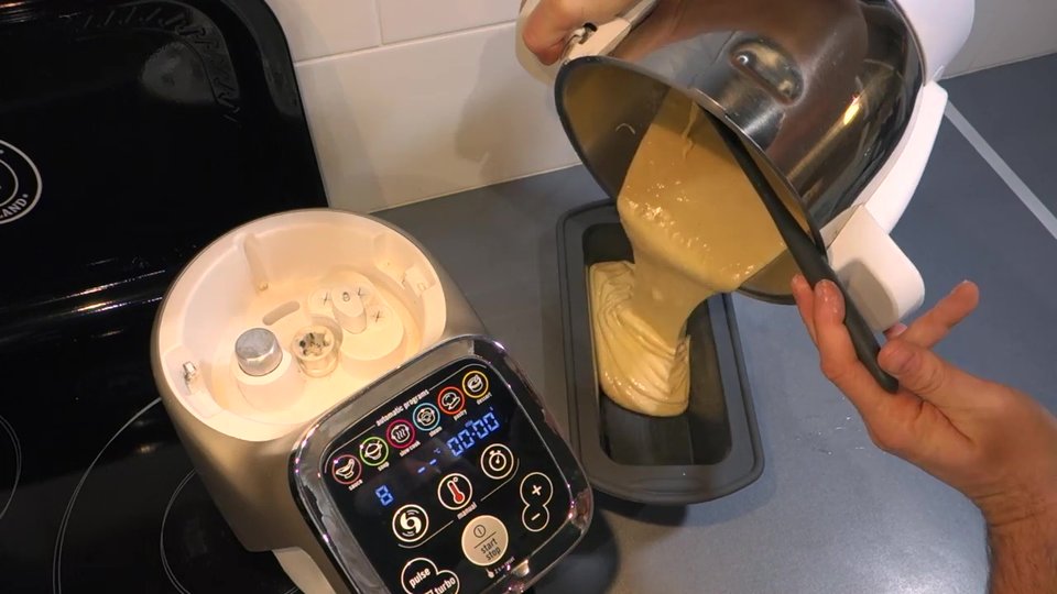 Pâte à banana cake versée dans un moule avec cuillère au Companion