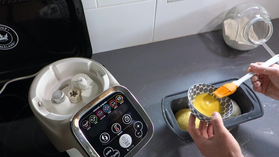 Application de la dorure sur la brioche au Companion