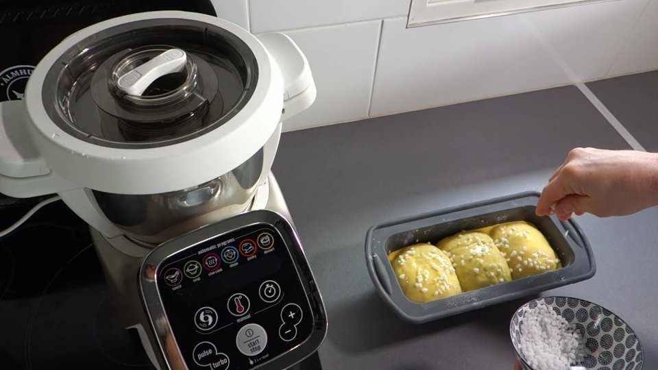 Saupoudrage de sucre perlé sur la brioche au Companion