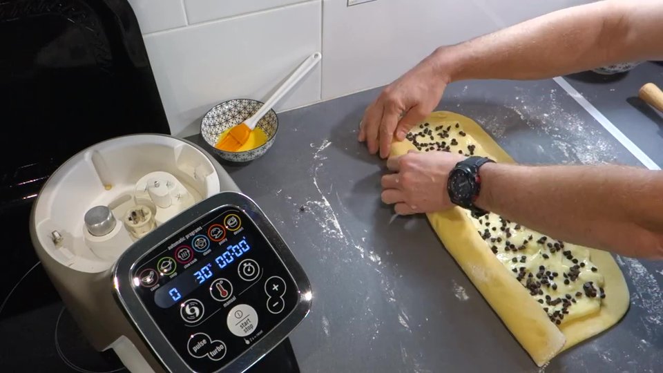 Former un boudin avec la pâte garnie de crème pâtisisère et de pépites de chocolat