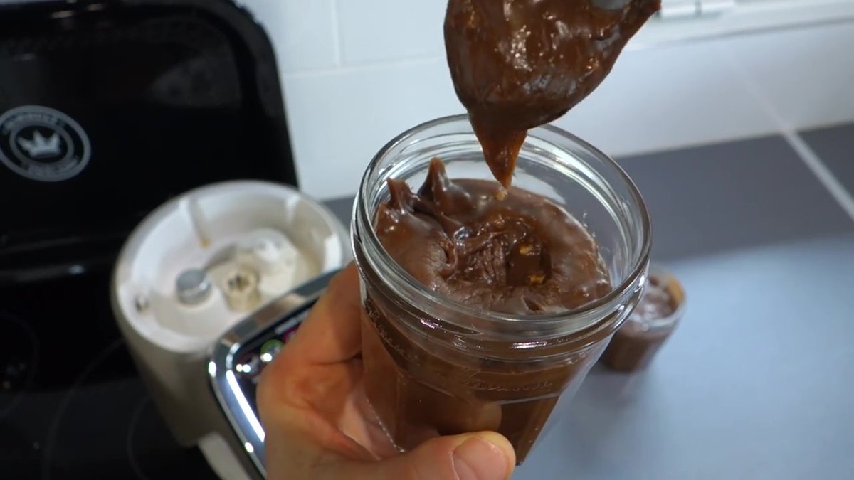 Pot de pâte à tartiner au chocolat préparé avec le Companion