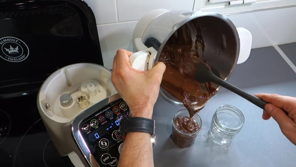 Verser la pâte à tartiner au chocolat dans des pots