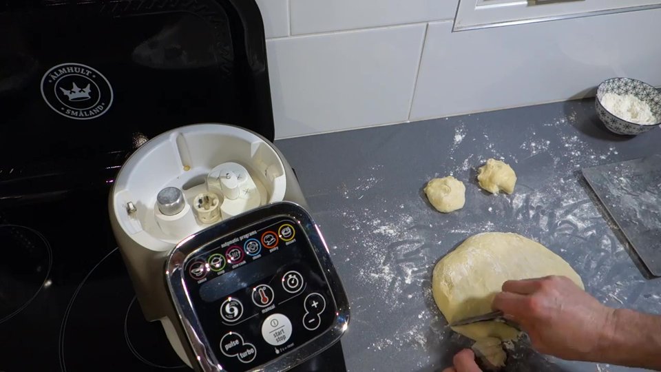 Préparation des boules de la brioche Butchy au Companion