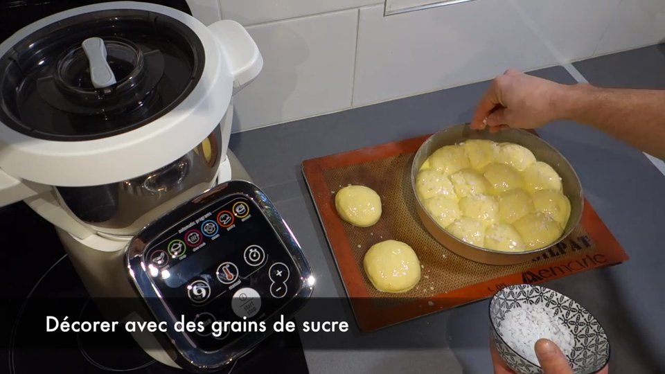Ajout du sucre perle avant d’enfourner la brioche Butchy au Companion