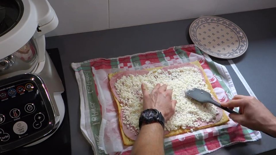 Ajout de la mozzarella pour le roulé de pomme de terre au Companion