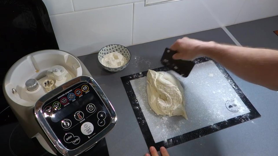 Préparation de pâte à baguettes moelleuses sur surface Companion