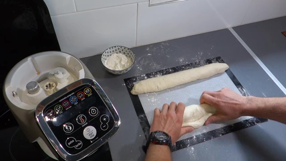 Travail de la pâte pour les baguettes au Companion