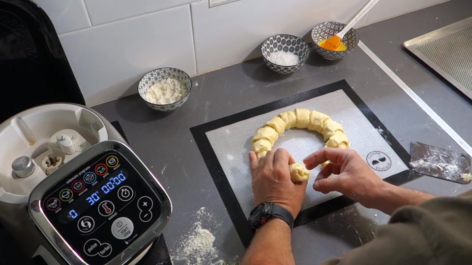 Façonnage de la brioche couronne au Companion