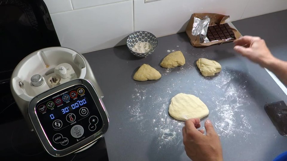 Façonnage de la pâte des pitchs réalisés avec le Companion