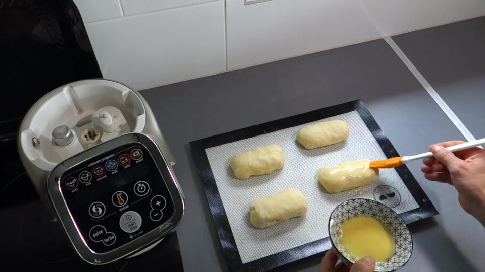 Dorure avant la cuisson des pitchs réalisés avec le robot Companion