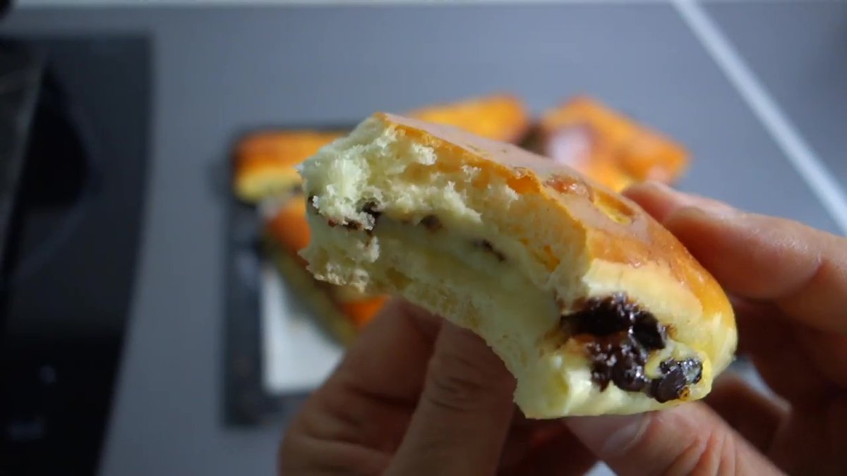 Pain Suisse moelleux garni de crème et de chocolat au Companion