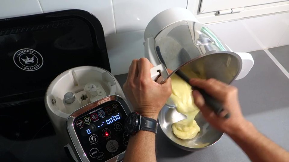 Reserver la pâte des pain suisses dans un plat