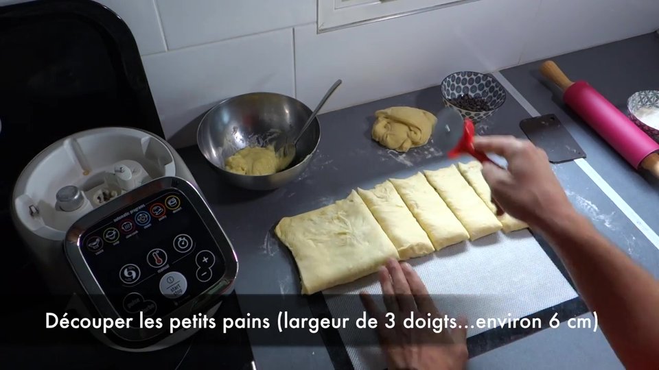 Découpage de la pâte en petits pains de 6 cm pour la recette des pains suisses au Companion