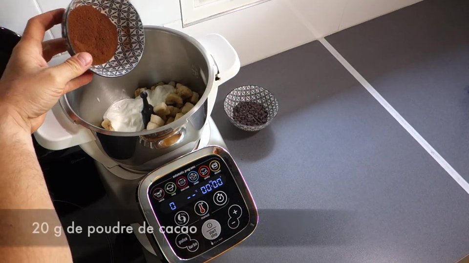 Ajout de poudre de cacao dans le bol du Companion