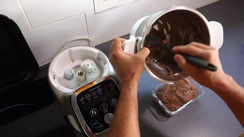 Transfert de la glace banane chocolat Companion dans un récipient pour mettre au congélateur